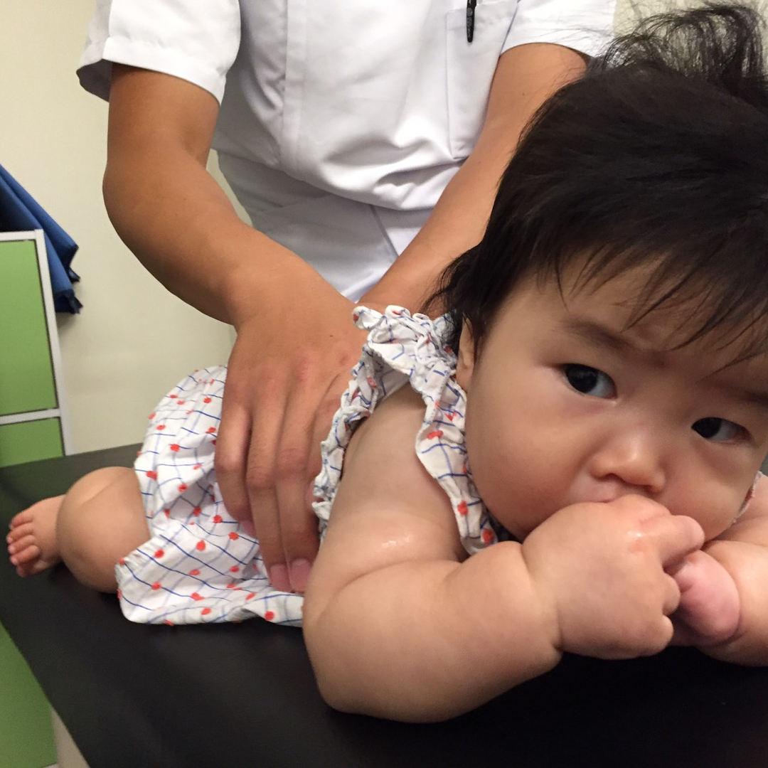 施術中の赤ちゃん